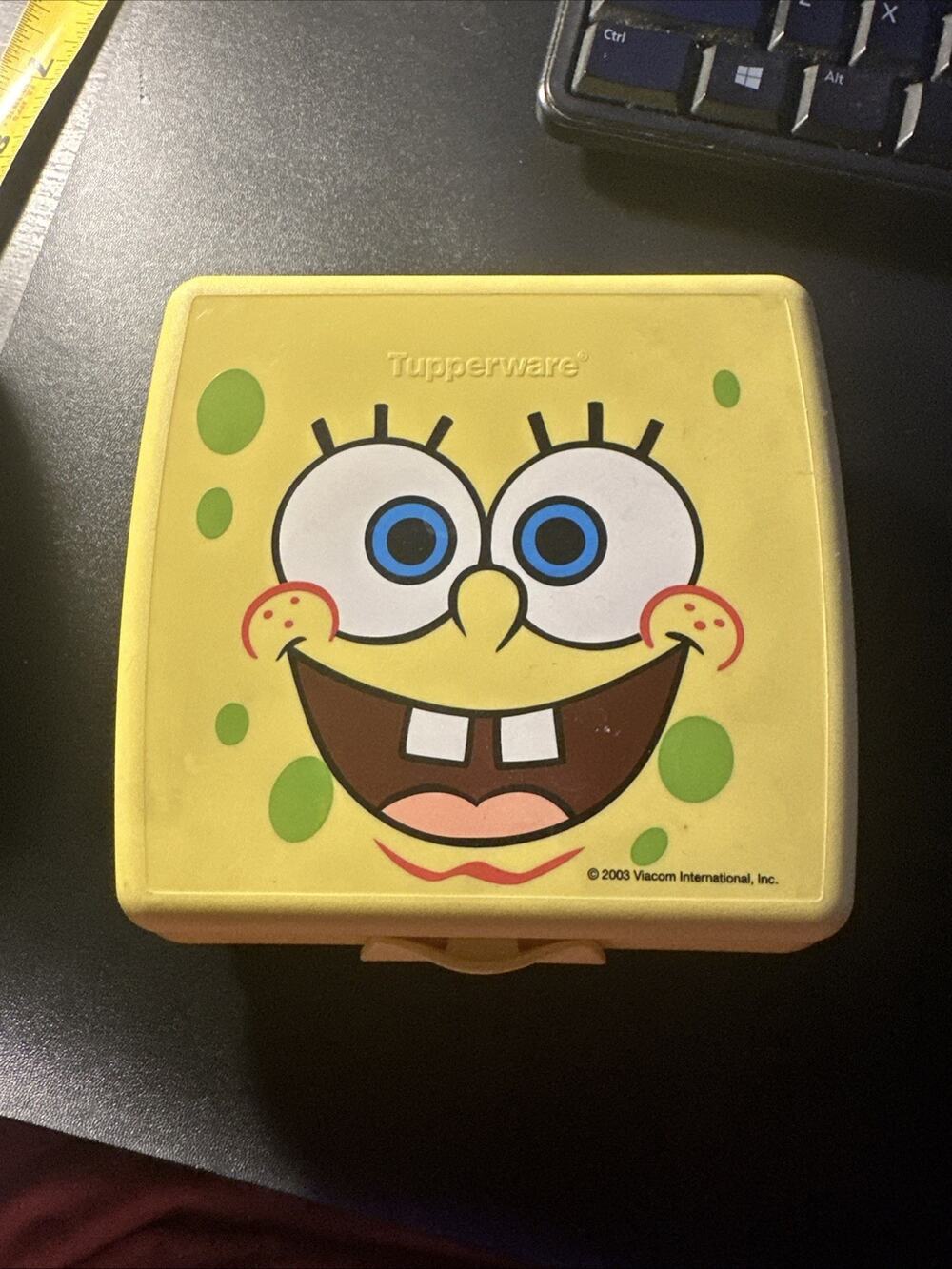 Tupperware SpongeBob Squarepants Sandwich Keeper Container 3752D-2 Yellow